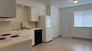 1973 Emma Lee Ln in Hanford, CA - Building Photo - Building Photo