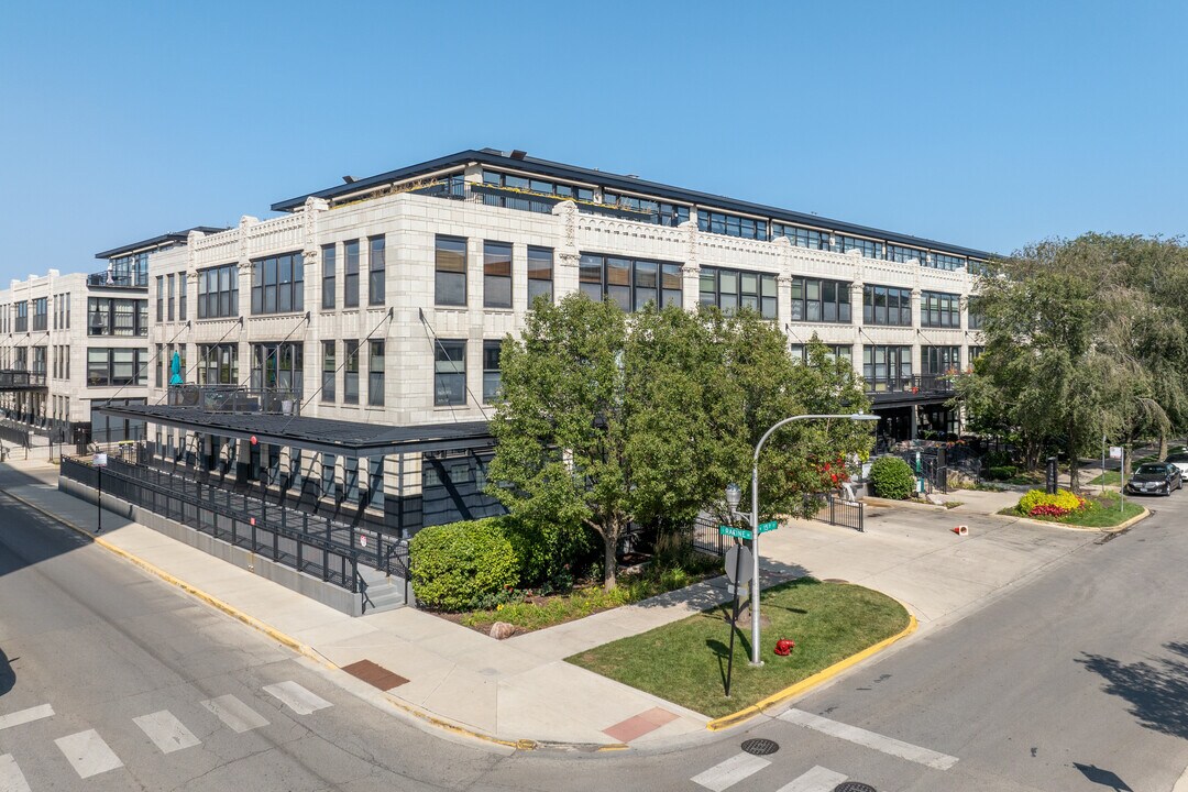 University Commons V in Chicago, IL - Building Photo