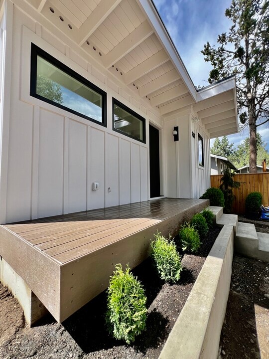 1501 NW Newport Ave in Bend, OR - Building Photo