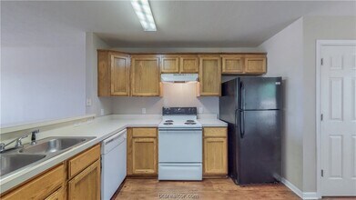 1509 Hollow Hill Dr, Unit D in Bryan, TX - Foto de edificio - Building Photo