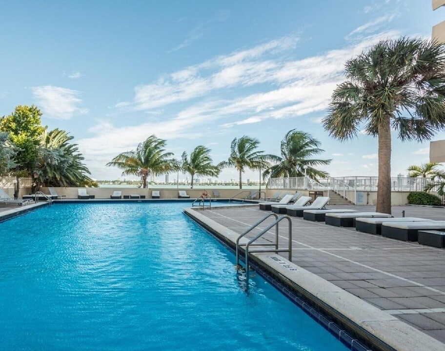 7545 E Treasure Dr, Unit 10 in North Bay Village, FL - Foto de edificio