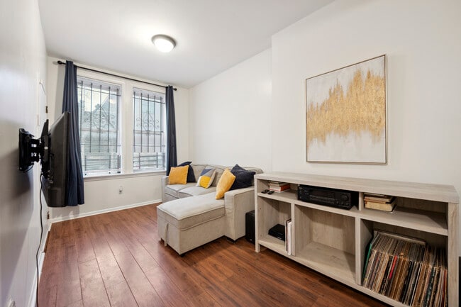 2107 N 18th St, Unit 2 in Philadelphia, PA - Foto de edificio - Building Photo