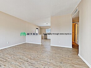8048 W Clayton Dr in Phoenix, AZ - Building Photo - Building Photo
