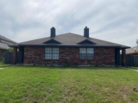 1441 N Bluegrove Rd in Lancaster, TX - Building Photo