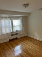 24 Linden Rd in Barrington, RI - Foto de edificio - Building Photo