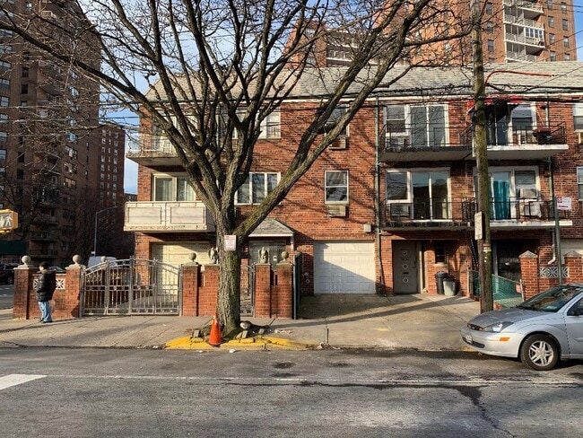 62-42 99th St, Unit 1st Fl 99th ST in Rego Park, NY - Foto de edificio - Building Photo