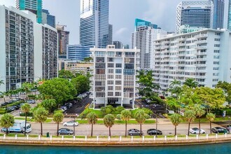 1440 Brickell Bay Dr in Miami, FL - Building Photo - Building Photo