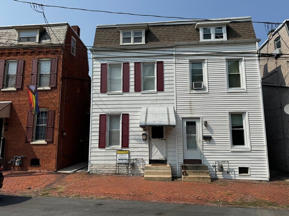 911 Blunston St in Columbia, PA - Building Photo