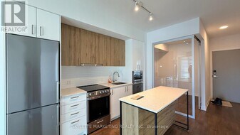 30 Upper Mall Wy in Vaughan, ON - Building Photo