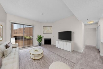 Diplomat Apartments in San Diego, CA - Foto de edificio - Building Photo