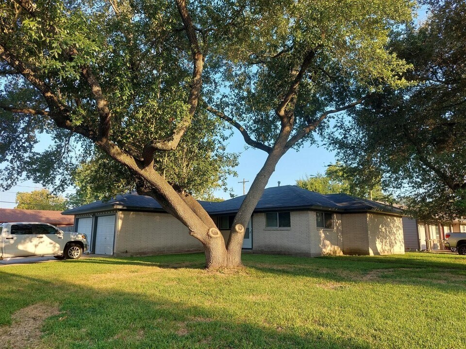 1401 Glenmore Dr in Pasadena, TX - Building Photo