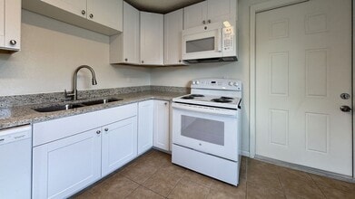 7059 Brentford Rd in Sarasota, FL - Building Photo - Building Photo