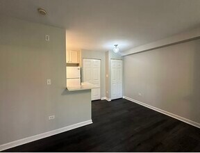 900 W Fullerton Ave, Unit 4H in Chicago, IL - Building Photo - Building Photo