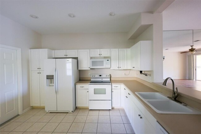 611 Spring Lake Cir in Tarpon Springs, FL - Building Photo - Building Photo