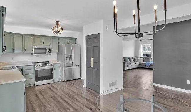 2002 Ashburn Ct in Jeannette, PA - Building Photo - Building Photo