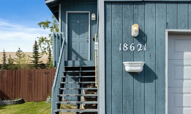 18621 N Lowrie Loop in Anchorage, AK - Foto de edificio - Building Photo