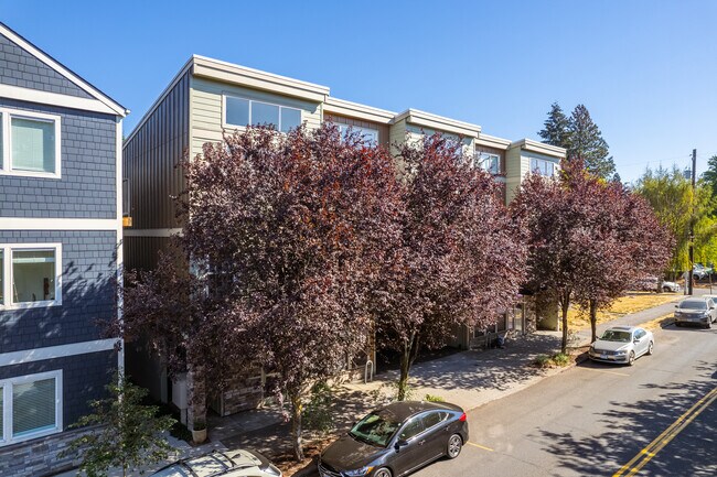 7516-7524 SE Milwaukie Ave in Portland, OR - Foto de edificio - Building Photo