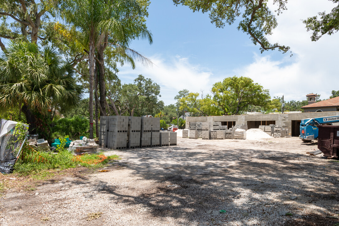 Shore House in Tampa, FL - Building Photo