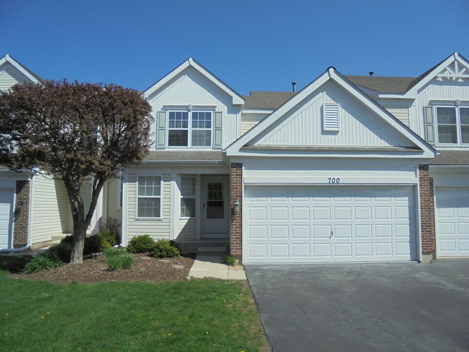 700 Silk Oak Ln in Crystal Lake, IL - Building Photo