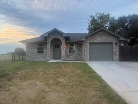 1509 Lakeview Dr in Lockhart, TX - Building Photo