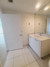 500 Brickell Ave, Unit 2608 in Miami, FL - Building Photo - Building Photo