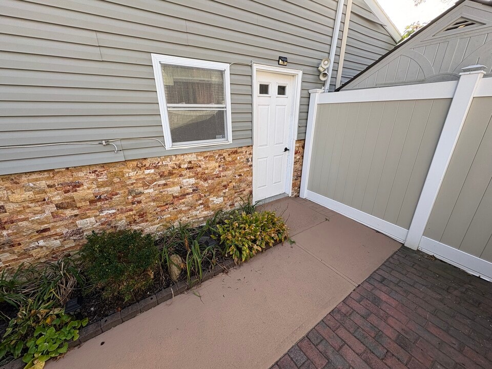 318 Claremont Ave, Unit 1 in West Babylon, NY - Building Photo