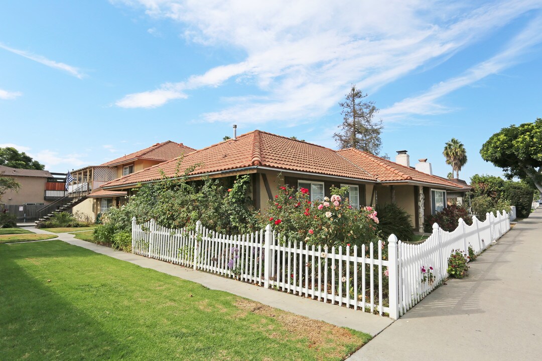 7092 Heil Ave in Huntington Beach, CA - Foto de edificio