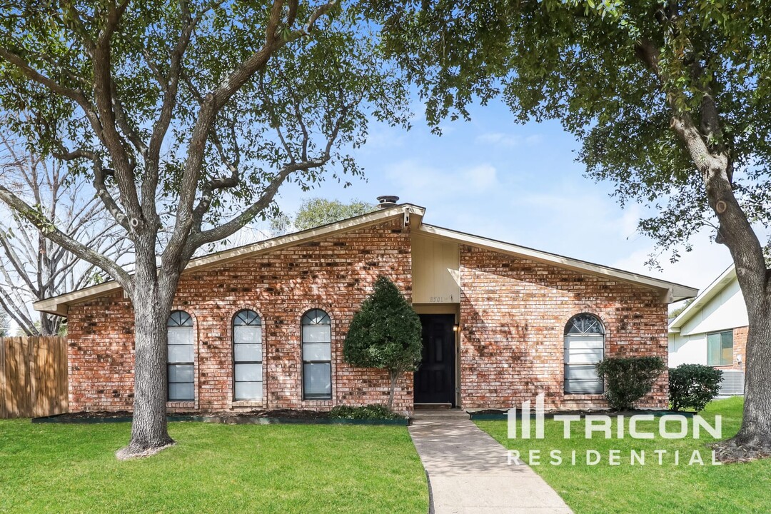 8501 Londonderry Ln in Dallas, TX - Foto de edificio