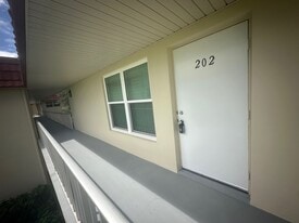 8 Vista Palm Ln in Vero Beach, FL - Building Photo