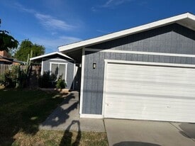 715 Crane St in Bakersfield, CA - Building Photo