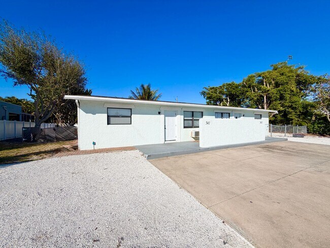 543 103rd Ave N in Naples, FL - Foto de edificio - Building Photo