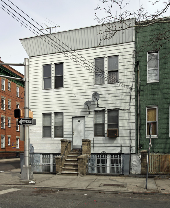 52 St Pauls Ave in Jersey City, NJ - Building Photo