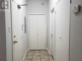 222 Queen St S in Mississauga, ON - Building Photo