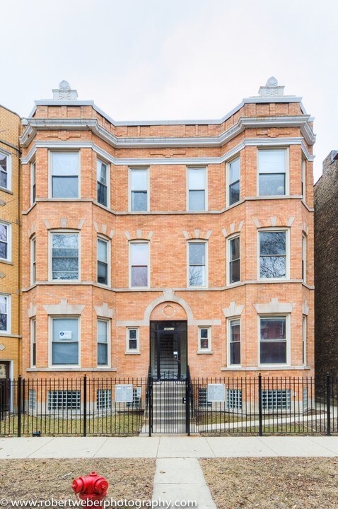 2852-2854 W Shakespeare Ave in Chicago, IL - Building Photo