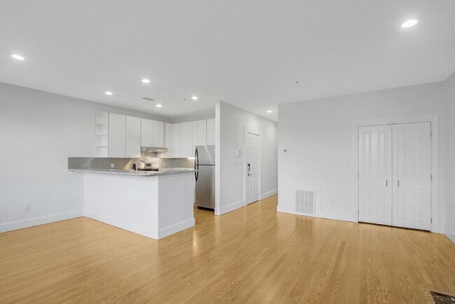 136 Boylston St, Unit 3 in Boston, MA - Building Photo - Building Photo