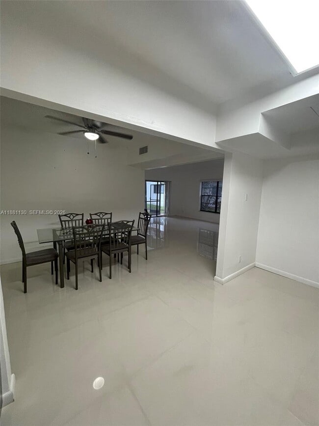 2718 S University Dr in Davie, FL - Foto de edificio - Building Photo