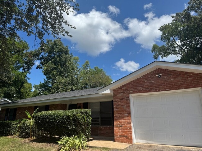 property at 409 Kenwood Ln
