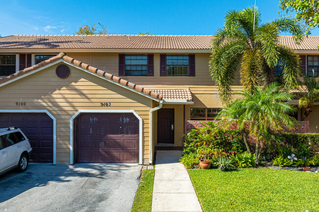 9082 Vineyard Lake Dr in Plantation, FL - Building Photo - Building Photo