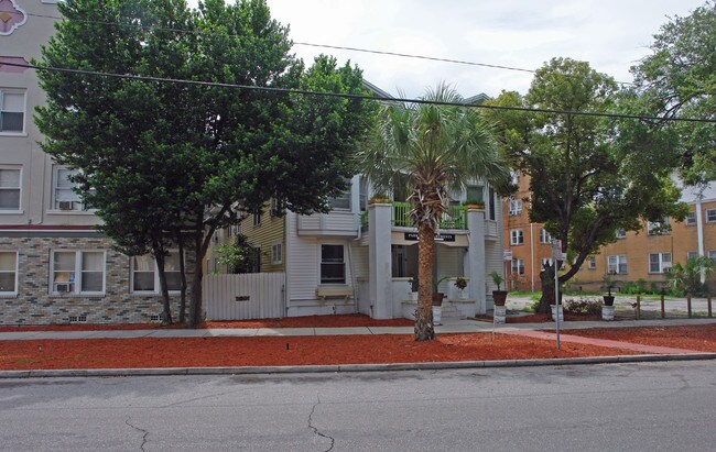 249 5th St N in St. Petersburg, FL - Foto de edificio - Building Photo