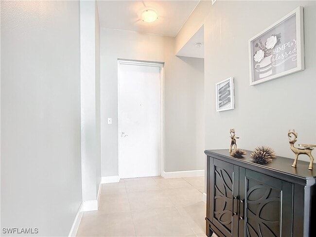 3000 Oasis Grand Blvd in Ft. Myers, FL - Foto de edificio - Building Photo