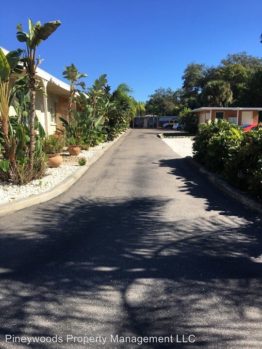 2035 Edgewater Dr in Clearwater, FL - Foto de edificio