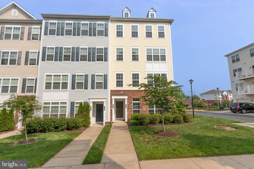 17002 Beveridge Dr in Dumfries, VA - Foto de edificio