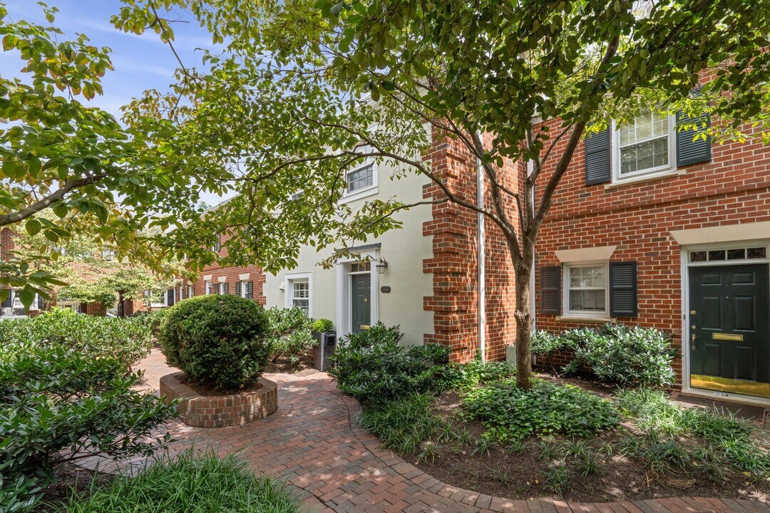 1066 N Royal St in Alexandria, VA - Building Photo