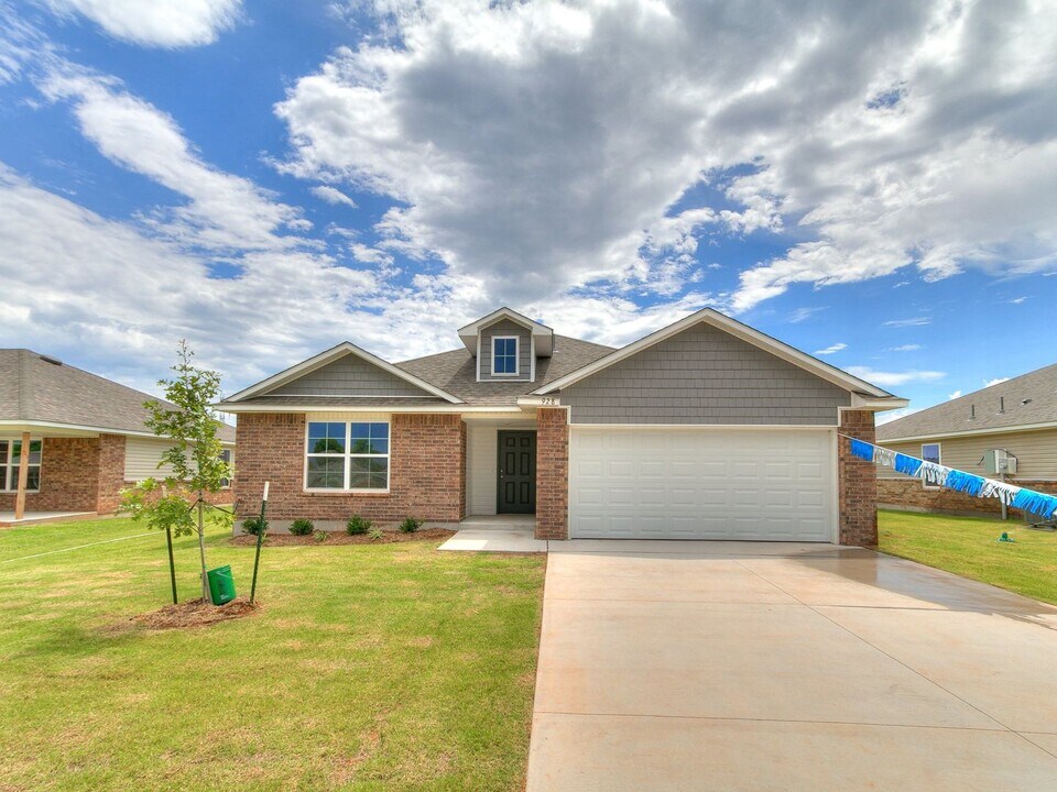928 Bear Ln in Mustang, OK - Foto de edificio