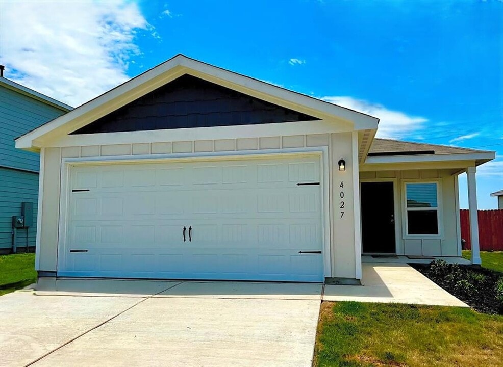 4027 Trail de Paris in New Braunfels, TX - Building Photo