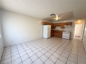 4220 Stewart Ave in Las Vegas, NV - Building Photo - Building Photo