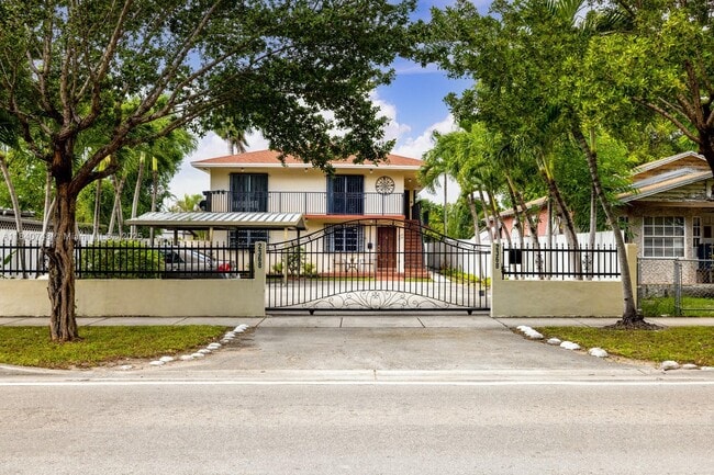 2368 SW 32nd Ave in Miami, FL - Building Photo - Building Photo