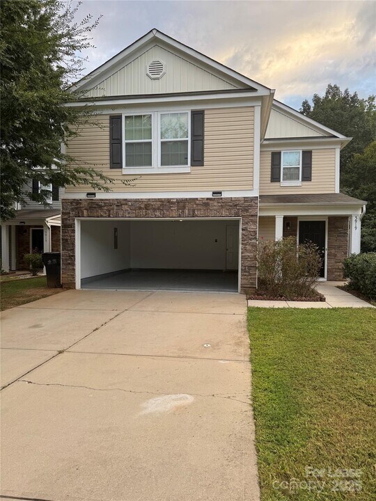 5919 Fazenda Drive in Charlotte, NC - Building Photo