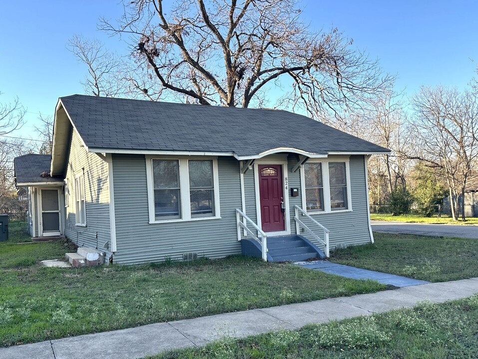 824 N 2nd St in Temple, TX - Building Photo