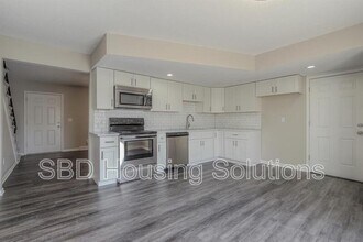 9710 Hillcrest Rd in Kansas City, MO - Building Photo - Building Photo